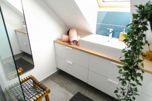 佐尔尼耶戈迪Modern house T&D for 7 pax with spacious garden的一间带水槽和镜子的浴室
