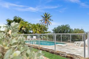 东方湾埃斯梅拉达度假村的一座别墅,设有游泳池和棕榈树