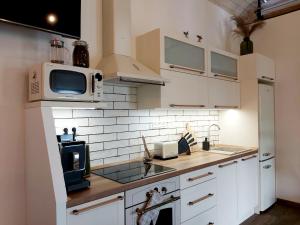HutiskoLOFT WAPITI的小厨房配有白色橱柜和微波炉