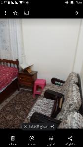Kafr al IshārahGibran residence的一张卧室的照片,卧室里配有一张床和一张粉红色的凳子