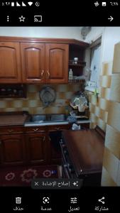 Kafr al IshārahGibran residence的厨房配有木制橱柜和炉灶烤箱。