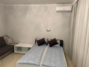 豪伊杜索博斯洛Adam Apartman的小房间设有床和沙发