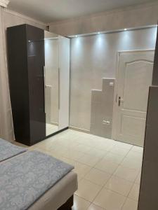 豪伊杜索博斯洛Adam Apartman的卧室设有位于床边的步入式淋浴间