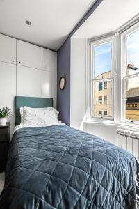 布莱顿霍夫☆☆☆ Brighton Lanes by Creatick ☆☆☆的一间卧室设有一张大床和两个窗户。