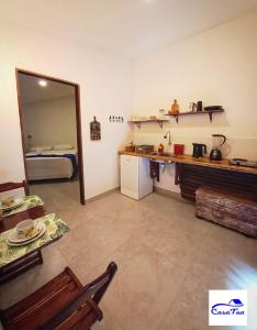皮帕Casa Tua Pipa的带厨房的房间和配有床的房间