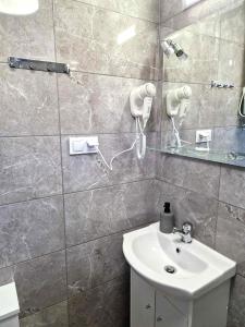 尤斯托尼莫斯基Fajne domki的浴室设有白色水槽和镜子