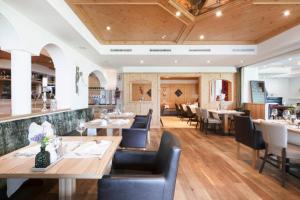 施图拜河谷新施蒂夫特LifestylePanoramaHotel Erika Superior的餐厅设有木制天花板和桌椅