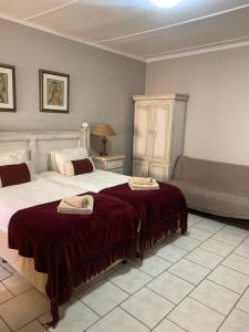 温特和克Hotel Pension Casa Africana的一间带两张床和一张沙发的卧室