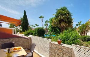 诺沃桑克蒂佩特里Cozy Apartment In Chiclana De La Front, With Outdoor Swimming Pool的阳台配有桌椅和树木。