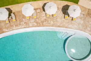塞沃塔EPHYRA的享有带遮阳伞的游泳池的顶部景致