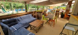 吕奥姆卡彭蒂露营地的客厅配有沙发和桌椅