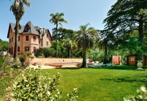 卡斯卡伊斯Chalet Ficalho的一座带游泳池和棕榈树的庭院的房子