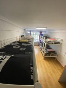 马德里Hostal Madrid Paradise的一间卧室配有两张双层床。