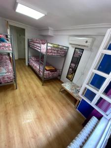 马德里Hostal Madrid Paradise的客房设有双层床和木地板。