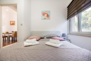 斯顿Ivano的一间卧室配有一张大床和两个枕头