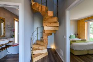 圣地亚哥-杜卡森Reserva Alecrim EcoSuite & Glamping的卧室的木楼梯