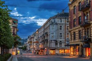 奥斯陆Super-central and attractive Apartment的街道上拥有建筑的城市街道