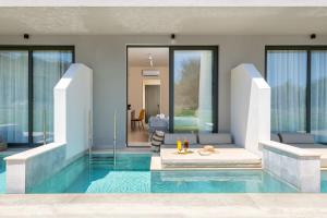 拉多斯橄榄园酒店的 ⁇ 染带房子的游泳池