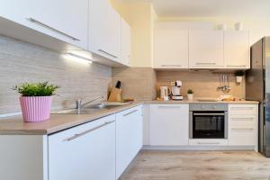 瓦尔纳Summertime in Varna South Bay Beach Residence的厨房配有白色橱柜和水槽