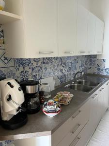 弗洛里Ambra Holiday House的厨房柜台配有搅拌机和水槽