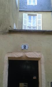 欧坦Chambre d'hôte au 3ème étage d'une maison de chanoine的一座有门的建筑,上面有号码
