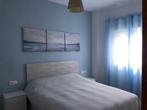 科尼尔-德拉弗龙特拉Apartamento Conil的卧室配有白色的床和窗户。