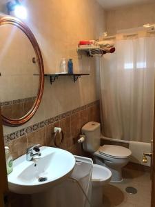 科尼尔-德拉弗龙特拉Apartamento Conil的一间带水槽、卫生间和镜子的浴室