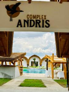 穆里吉奥尔Complex Andris的游泳池度假村的标志