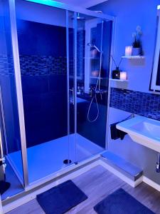 汉堡Silver City Apartment的一间带玻璃淋浴和水槽的浴室