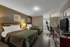 伯灵顿骑士旅馆伯灵顿的酒店客房设有两张床和一台平面电视。