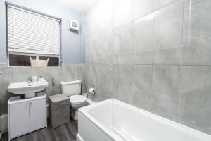 伦敦Exceptional 5 stars flat in lovely location的浴室配有卫生间、盥洗盆和浴缸。