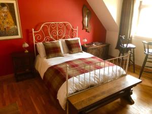 Arisaig B&B Lovely Double Room Sea & Island Views客房内的一张或多张床位