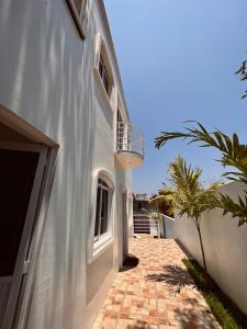 埃斯孔迪多港Residencia en el centro de Puerto Escondido的一栋白色房子,旁边设有一条人行道