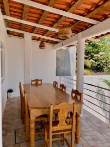 埃斯孔迪多港Residencia en el centro de Puerto Escondido的庭院里设有木制用餐室,配有桌椅