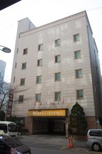 仁川市仁川机场女王酒店的上面有酒店出口标志的建筑