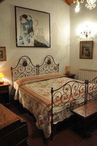 佛罗伦萨拉法多丽萨酒店的卧室配有一张床,墙上挂着一幅画