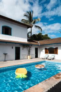 马利西亚斯Villa Salgada Maresias的一座房子,里面设有两个玩具的游泳池