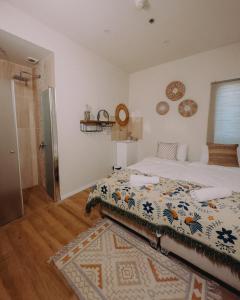 米茨佩·拉蒙Hippie house בית היפי的一间卧室配有一张床和地毯
