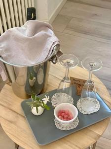 代森扎诺-德尔加达Residenza Elisa的一张桌子,上面放着两杯酒和一碗水果