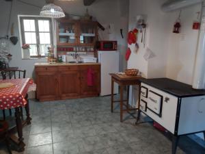 GalambokHarmat Porta的厨房配有桌子、水槽和冰箱