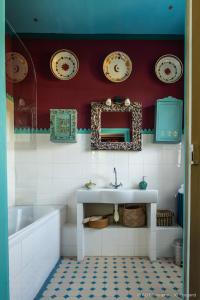 HuismesLes Jardins Haute Couture的一间带水槽、浴缸和镜子的浴室