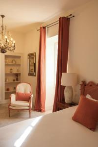 卢河畔拉科尔L'Abbaye Hôtel的卧室配有床、椅子和窗户。