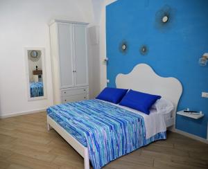 加埃塔Vico 18的蓝色卧室,配有蓝色墙壁的床