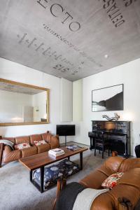 波尔图Casa do Conto - Arts & Residence的带沙发和钢琴的客厅