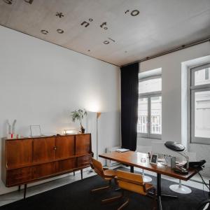 波尔图Casa do Conto - Arts & Residence的办公室,配有书桌、橱柜和椅子
