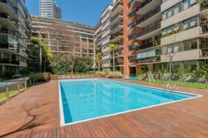 布宜诺斯艾利斯Luxury Apartments in Puerto Madero的一座大楼中央的空游泳池