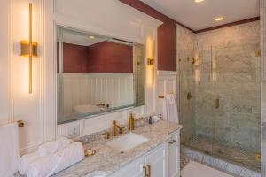 普韦布洛Orman Mansion - Pueblo's Most Luxurious Stay!的一间带水槽和淋浴的浴室