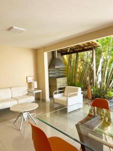 萨尔瓦多Casa de praia no Flamengo的客厅配有白色家具和玻璃桌