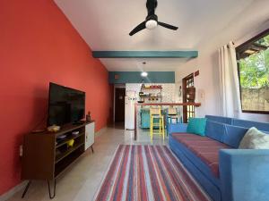 伦索伊斯Apartamento Chapada Diamantina的客厅配有蓝色的沙发和电视