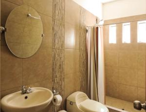 卢那欢纳Casa Hotel Mamaluna的一间带水槽、卫生间和镜子的浴室